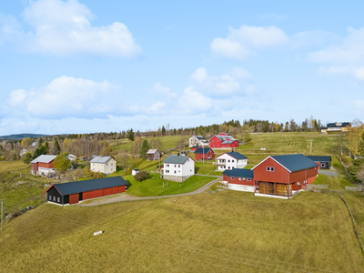 Gaarder Søndre - Landbrukseiendom på 645daa med våningshus, kårbolig, driftsbygning, garasje, vognskjul og stabbur