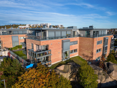 Grønlifjellet terrasse/Sentrum. Romslig 3-roms med utsikt, vestvendt innglasset veranda, heis og parkeringsplass.