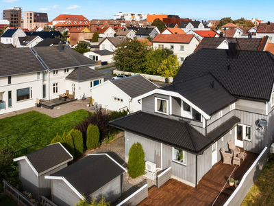 Horisontaldelt tomannsbolig i rolig sentrumsområde.