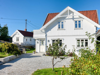 Hvitmalt skipperhus på stor, solrik tomt - med garasje og innredet anneks - Engelsviken