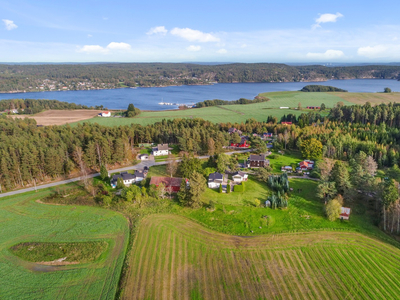 Idyllisk småbruk i flotte og landlige omgivelser nær skjærgården - Stor tomt og 2 boenheter