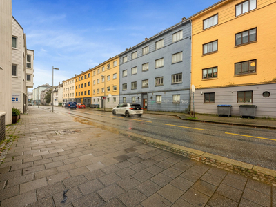 Innholdsrik bygård med 7 leiligheter, sentral beliggenhet og et stort potensial! Leieinntekter på kr. 95.000,- mnd.