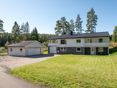 Innholdsrik enebolig m/integrert garasje, dobbelgarasje, solrike uteplasser, 4 soverom, gulvvarme, peisovn og varmepumpe