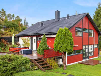 Innholdsrik enebolig over 2 plan + loftetasje. Sentral beliggenhet med nærhet til barneskole og nærbutikk. Garasje.