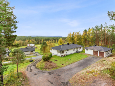 Innholdsrik familiebolig med fem soverom. Vannbåren varme. Stort uthus med dobbel garasje og hundegård.