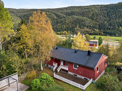 Innholdsrik familiebolig med god størrelse. 4 soverom. Garasje. Oppussing må påregnes.