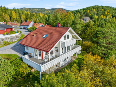 Innholdsrik familiebolig med lite innsyn og fin utsikt. Gode solforhold. Veletablert og barnevennlig område.