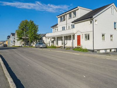 Leiegård med 7 leiligheter sør for Tromsø sentrum. Parkering til ca. 10 biler på tomten. Meget gode leieinntekter.