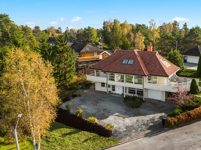 Lekker enebolig med nydelig beliggenhet i et av Haldens flotteste boligområder. Oppusset og oppgradert. Bergvarme.