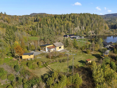 Liten enebolig med oppgraderingsbehov på stor tomt i landlige omgivelser.