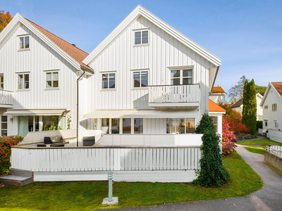 Moderne og stor familiebolig med flott beliggenhet rett v/Bestum skole. Egen inngang kjeller. Carport og garasje m/lader