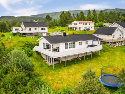 Pen og romslig enebolig med nydelige utsynsforhold, garasje, stor terrasse.