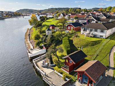 Nydelig perle langs vakre Porsgrunnselva! Koselig enebolig med alt på en flate. Privat brygge og sjøbod. Garasje.