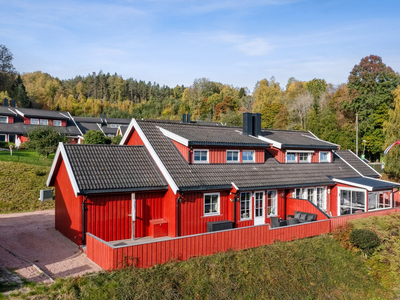 Pen halvpart av tomannsbolig med flott utsikt over fjorden. Barnevennlig. Garasje og vannbåren varme. Bade/bryggerett