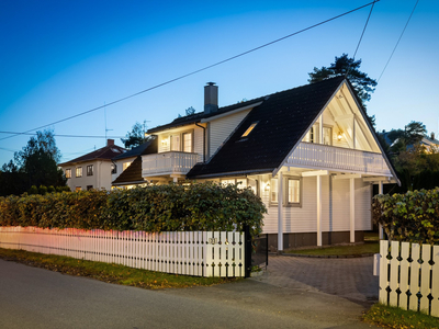 Pen og innholdsrik enebolig med stor flott hage I Dobbel garasje I 3 bad og 4 soverom I Sentral beliggenhet