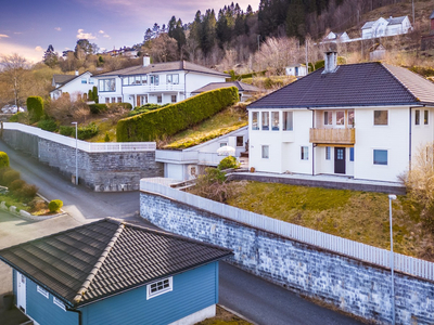 Pen og velholdt enebolig | Landlig utsikt, urban tilknytning og god standard - Nydelig mulighet!