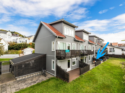 Pent oppusset 2-roms selveierleilighet med garasje, stor terrasse og trappefri adkomst.