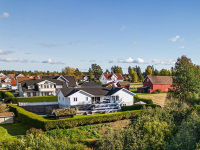 Påkostet enebolig med godkjent utleiedel innerst i blindvei. Fantastisk, skjermet eiendom m/ gode sol- og utsiktsforhold