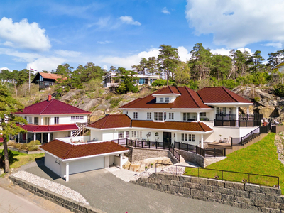 Seilerhytta - Herskapelig villa i naturskjønne omgivelser. Solrike uteplasser, garasje og høy standard. Ingen boplikt!