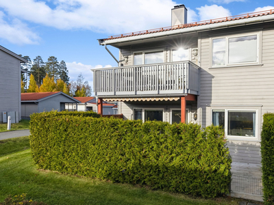 Sentralt beliggende endeleilighet på bakkeplan, skjermet terrasse og garasje med El-lader.