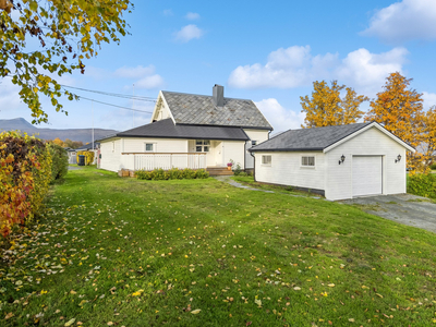 Sjarmerende enebolig med tre soverom i et lite boligfelt utenfor Storsteinnes. Garasje fra 2018.