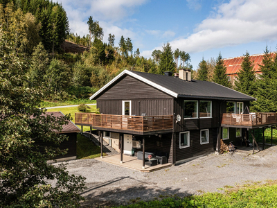 Særdeles lekker og stilren vertikaldelt tomannsbolig - Stor sørvendt terrasse - Gode sol- / utsiktsforhold - Garasje