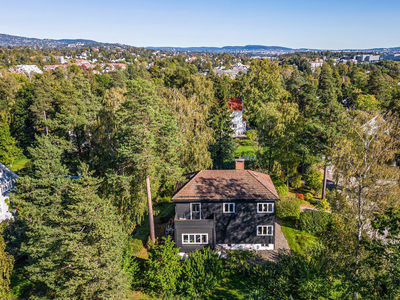 Stor enebolig i attraktivt og barnevennlig område! Flat tomt på 1734M²! Utsikt og kort vei til fjorden. Oppussingsobjekt