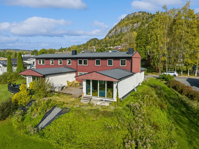 Stor og innholdsrik halvpart tomannsbolig | Solrik terrasse og hage | Garasje m/EL | Barnevennlig og attraktivt område!