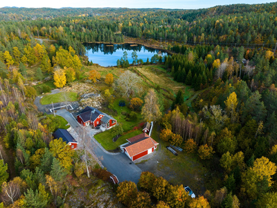 Unike Smedplassen på Myra - Landlig idyll møter sentral beliggenhet - Helt usjenert, med vakker utsikt til tjenna