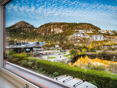 Velholdt rekkehus sentralt i Bergen Vest. Terrasser (35m²) + privat hagedel m/sol. Garasje med el. Barnevennlig område