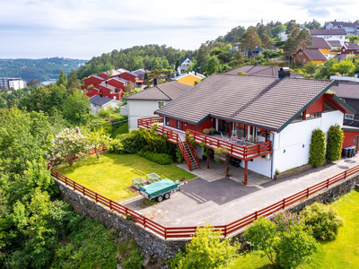 Visning lørd. 28/10 kl.13:30- Arkitekttegnet enebolig, sentralt, usjenert, solrike terrasser og utsikt. Nydelig natur