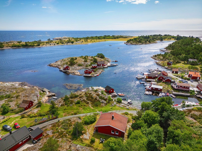 Visning Sønd.29/10 kl.14:45 - Solrik idyll med vid utsikt, strandlinje, brygge og bryggeplass. Garasje. Ikke boplikt!