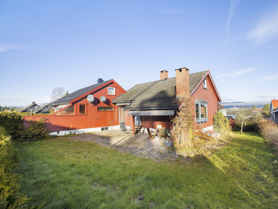 1/2-part vertikaldelt tomannsbolig. Attraktiv bel. i veletablert boligområde. Nært til 