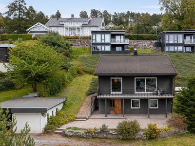 Enebolig med fantastisk utsikt og gode solforhold på Breidablikk. 3 sov og 2 nyere bad. Barnevennlig og rolig boområde!