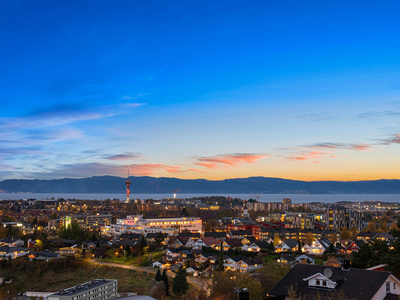 FLOTT 4-ROMS HJØRNELEILIGHET. 7.etasje. Heis. Privat terrasse på 34 kvm. Solrikt. Enorm utsikt! 2 garasjeplasser.