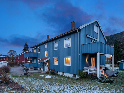 Flott 4-roms m/garasje. God standard, terrasse og stor felles hage. Sentralt og barnevennlig. Nyere kjøkken og bad.