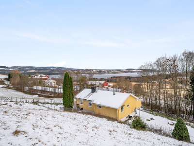 Innholdsrik og koselig enebolig med landlig beliggenhet og flott utsikt mot Mjøsa! - Stor terrasse - Flotte turområder