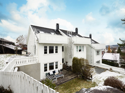 Innholdsrikt enderekkehus fra 2008 - Tilbaketrukket og usjenert - Solrik takterrasse m/ utsikt - Garasje med lader