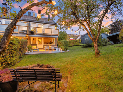 Pent og solrikt enderekkehus. Stor hage og terrasse- sol hele dagen! Populær skolekrets. Rett ved marka. Garasje m/lader