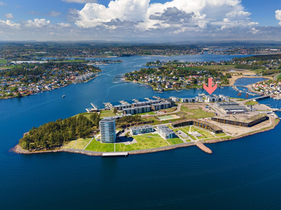 Gjennomgående leilighet med innglasset terrasse og nydelig sjøutsikt - 3 soverom - 2 bad - 2 P-plasser - Heis!