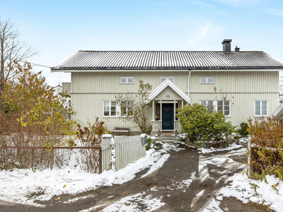 Meget sjarmerende og romslig enebolig med stor og frodig hage - separat hybeldel (ikke godkjent), garasje og utebod