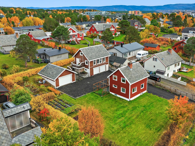 MIDTBAKKEN: Romslig eiendom med to velholdte eneboliger, den ene fra 2013. To dobbeltgarasjer.