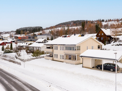 Pen og meget velholdt leilighet i nyere 4-mannsbolig - Mjøsutsikt - Biloppstillingsplass i carport