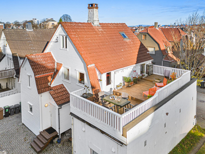 Velholdt og tiltalende leilighet med smakfull innredning, solrik terrasse og meget attraktiv beliggenhet. Renovert 2018