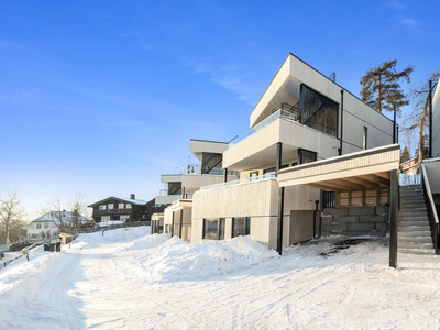 Eksklusiv funkisvilla fra 2023 m/2 terrasser, spektakulær takterrasse, sol og fjordutsikt. Carport, 4 bad og 4 soverom.