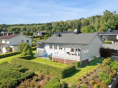 Enebolig på Holsjordet med fantastisk utsikt over Hamar og Mjøsa. Garasje. Flott tomt!