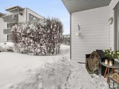 Fin 2-roms leilighet med solrik, vestvendt markterrasse på 8 m² | Garasjeplass medfølger | Varmtvann inkl. | Trappefritt