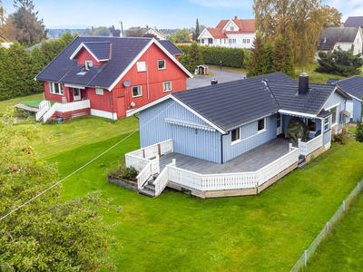 Flott enebolig med sentral og barnevennlig beliggenhet - Terrasse og hage - Dobbelgarasje m/elbillader -Kort vei til alt