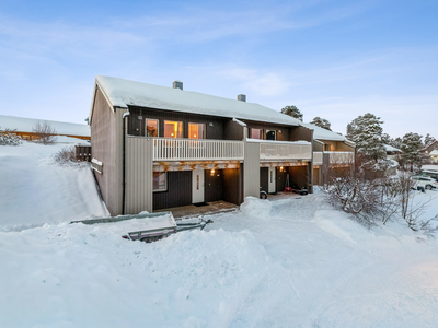 Gakori - Rekkehus med barnevennlig beliggenhet i et populært boligområde | Flott utsikt over store deler av Alta