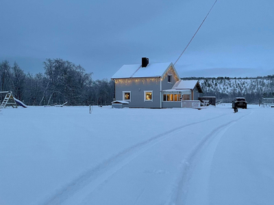 BUD MOTTATT - Gjøkenes - Koselig enebolig med fjøs og uthus i landlige omgivelser. Stor tomt.